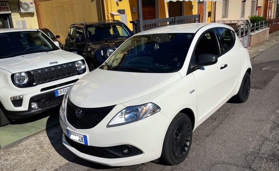 Lancia Ypsilon 1.0 Hybrid Silver - 2020