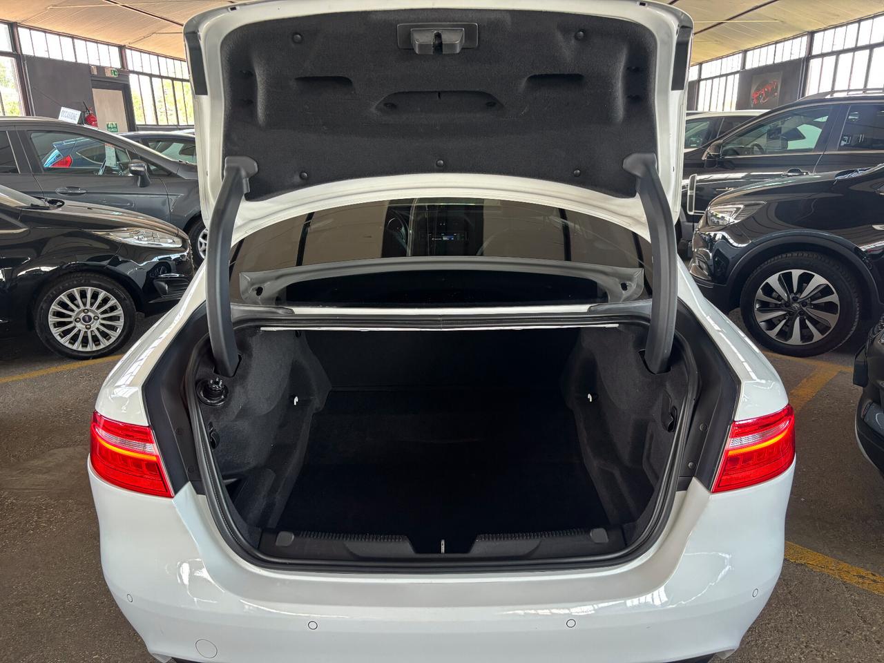 Jaguar XE 2.0 D Turbo 180CV aut. Prestige Business Edition