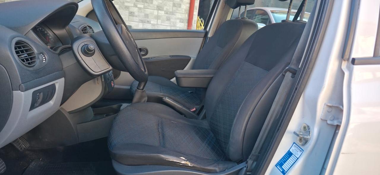 Renault Clio 1.2 16V 5 porte Luxe neopatentati