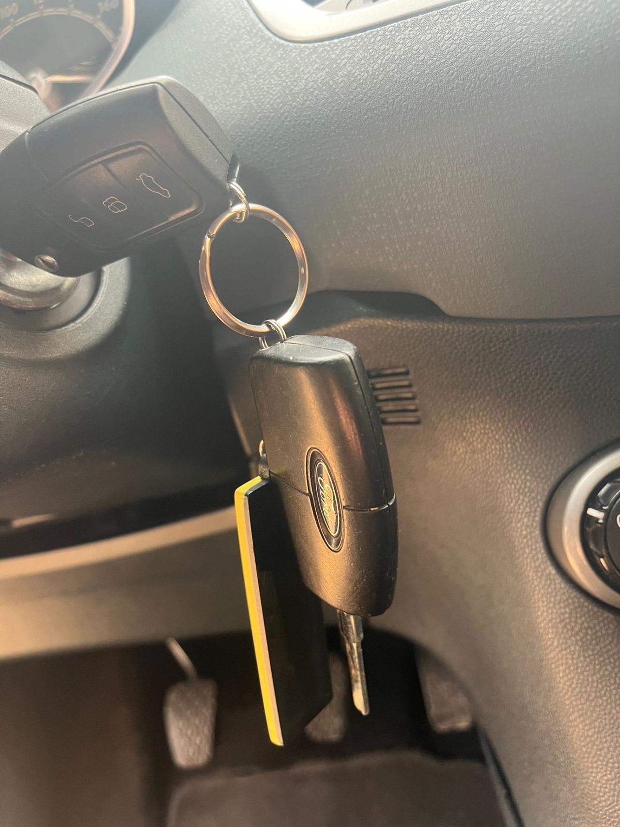 Ford Fiesta 1.2 Benzina - Neopatentati