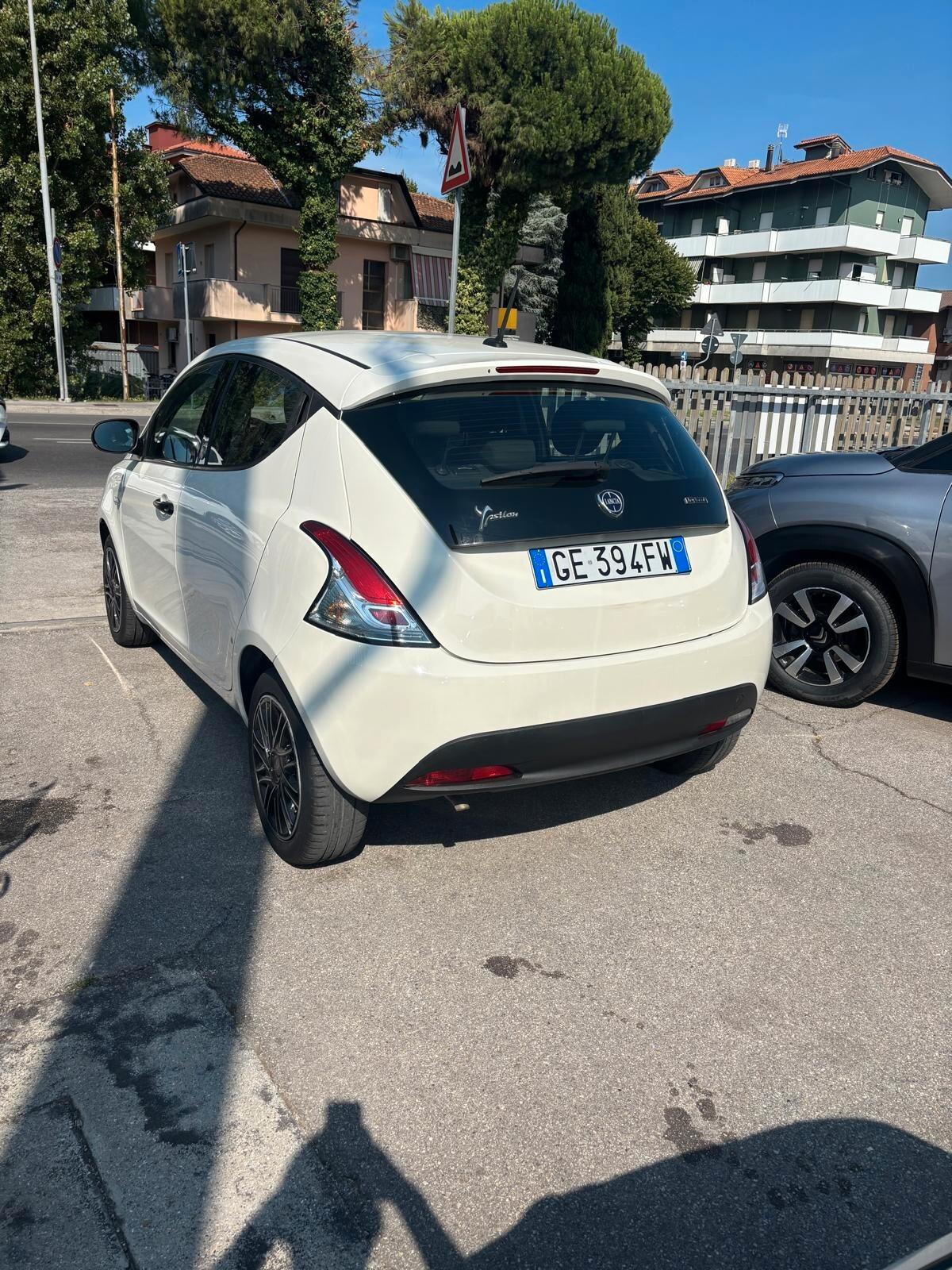 Lancia Ypsilon 1.0 FireFly 5 porte S&S Hybrid Ecochic Silver NESSUN VINCOLO