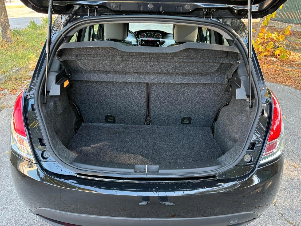 Lancia Ypsilon 0.9 TwinAir 85 CV 5 porte Metano Ecochic Silver