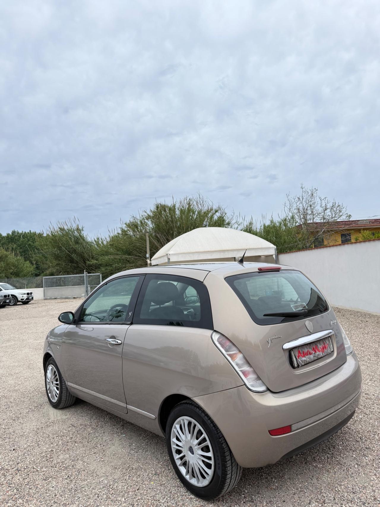 Lancia Ypsilon 1.3 MJT 75 CV Platino