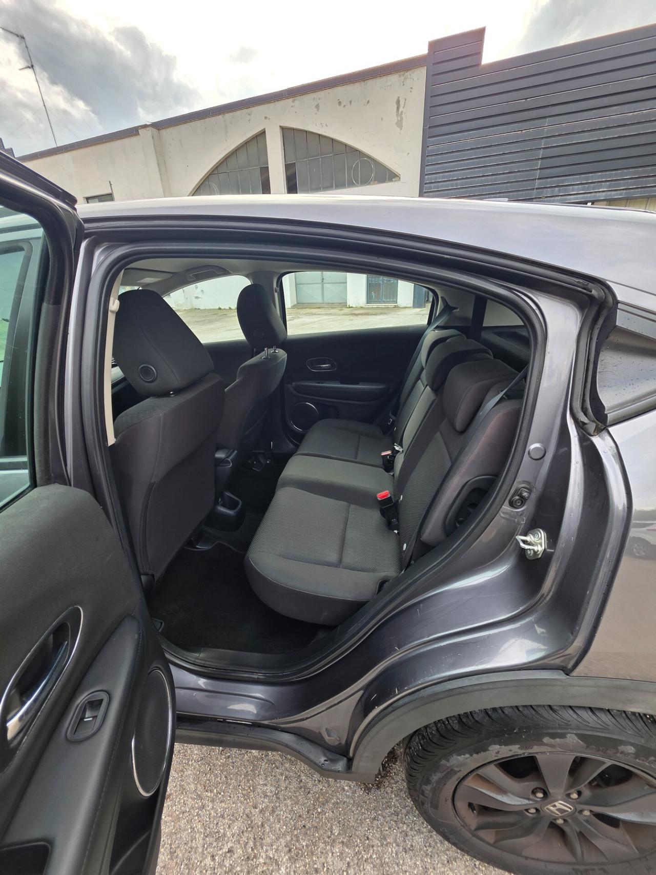Honda HR-V Neo patentati 105000 kmHonda H-RV 1.6 disel 120 cavalli 88kw anno 2016 cambio manuale a 6 marce tagliando eseguito gomme al 85% interni perfetti esterni ottimi con un litro di gasolio si percore circa 20- 22 km lauto dispone di : Cerchi in lega