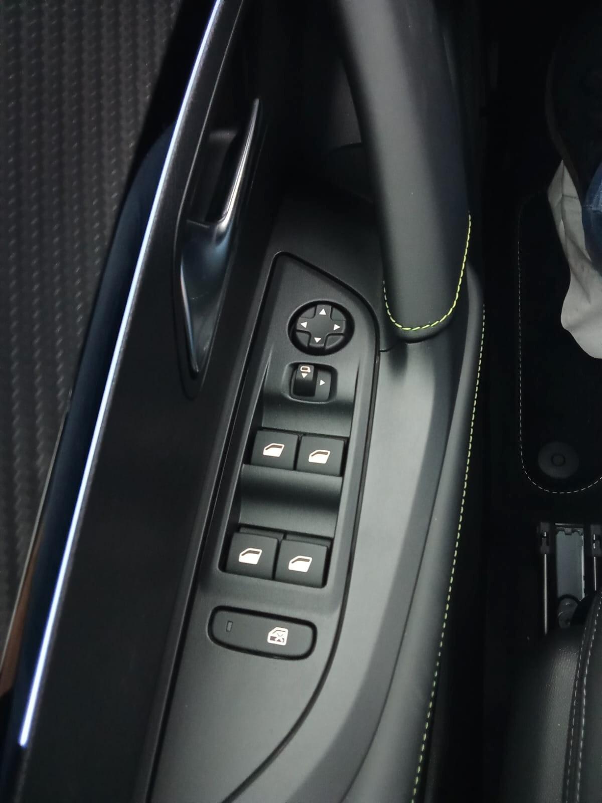 Peugeot 2008 Hybrid 145 e-DCS6 GT