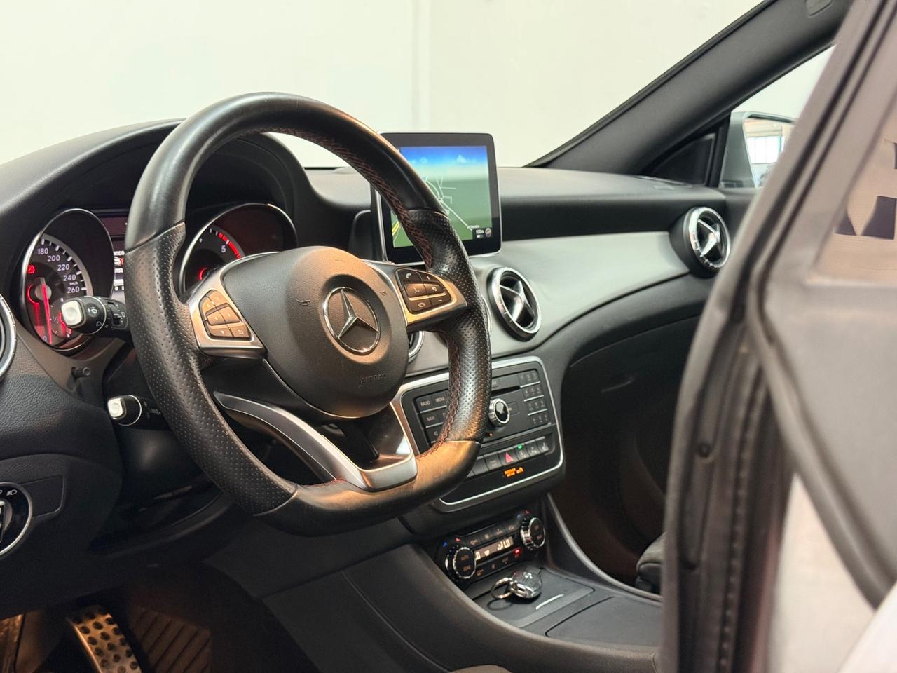 Mercedes-benz CLA 220 d S.W. 4Matic Aut DARK NIGHT Premium 05/2016 EURO 6