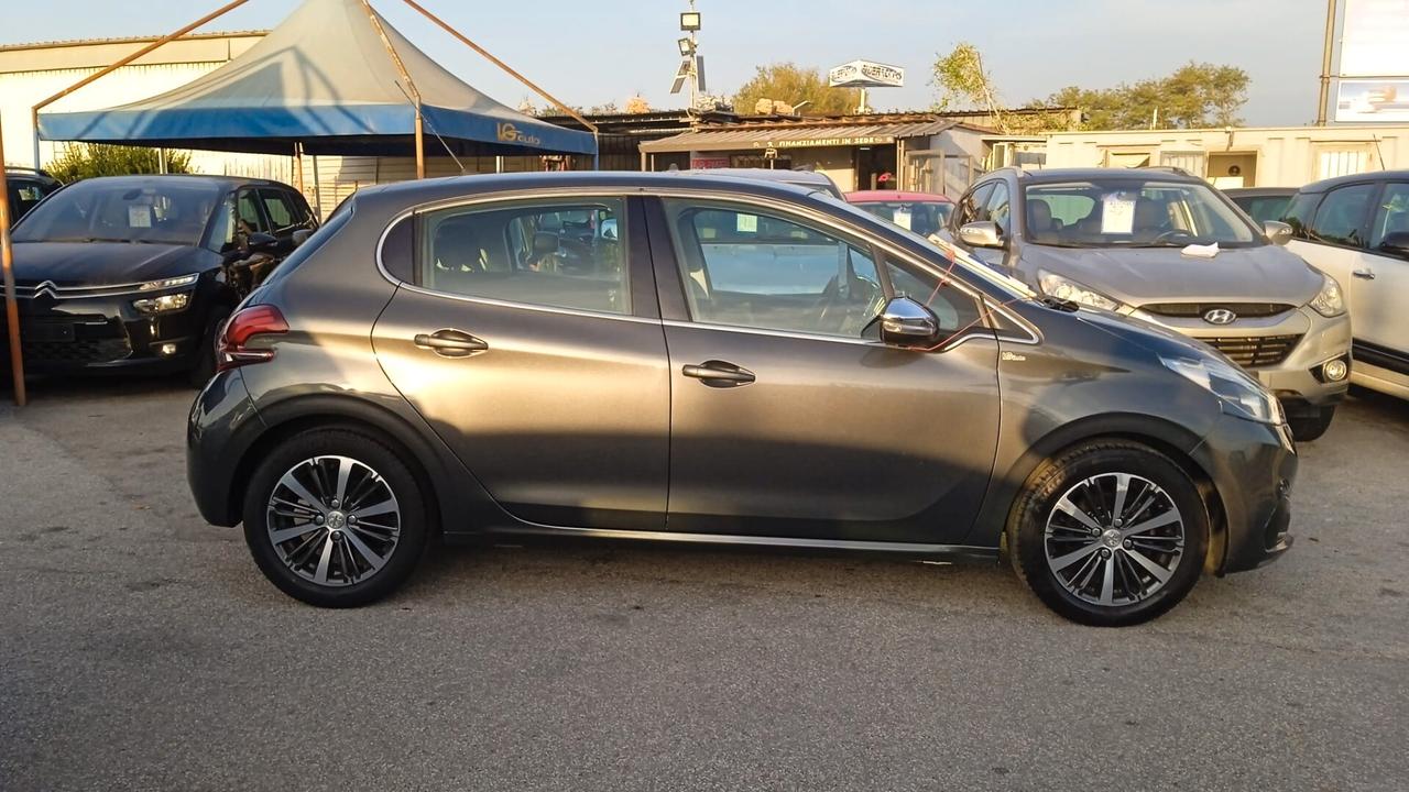 Peugeot 208 1.2 benzina neo patentati