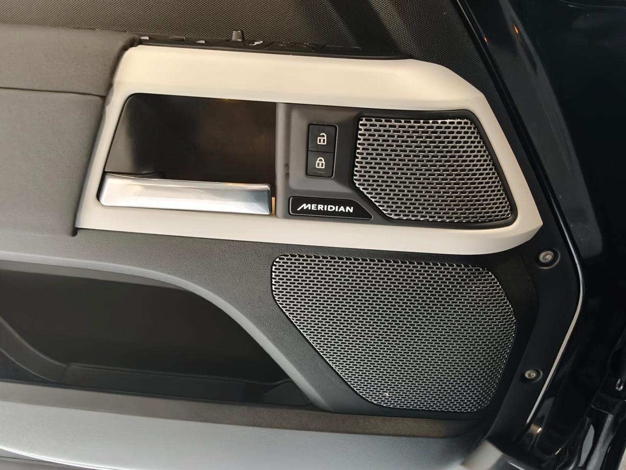 Land Rover Defender 110 3.0D I6 200 CV AWD Auto X-Dynamic SE