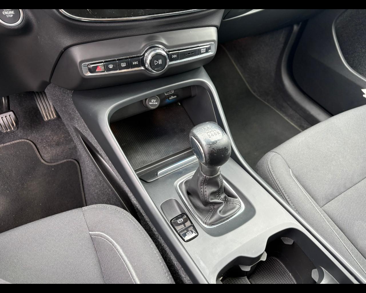 VOLVO XC40 (2017-->) - XC40 T2 Momentum Core