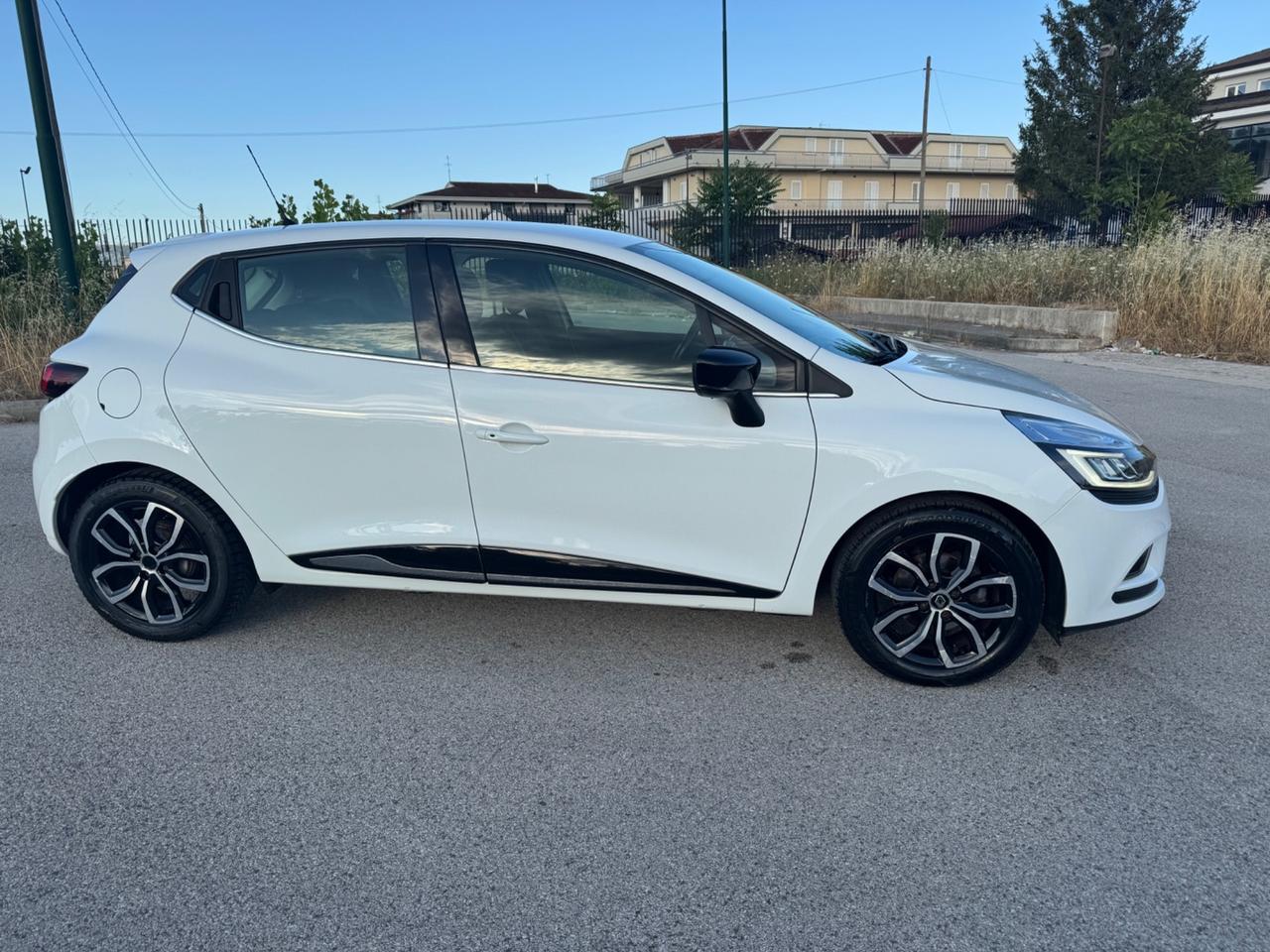 Renault Clio dCi 8V 75 CV 5 porte Moschino Life N 1 (autocarro)