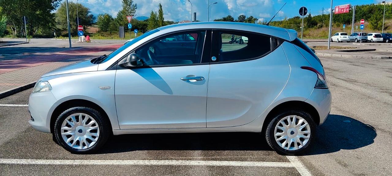 Lancia Ypsilon 0.9 TwinAir 85 CV 5 porte Metano Ecochic Silver