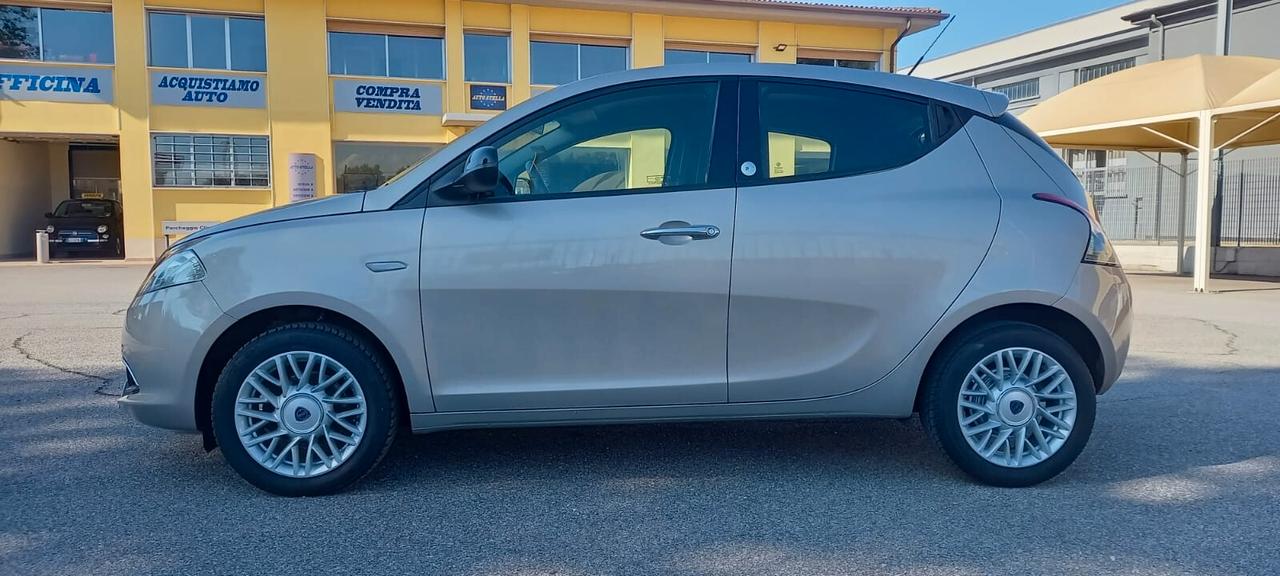 Lancia Ypsilon cc. 1.242 Benzina - GPL 5 Porte 5 Posti Modello Gold.