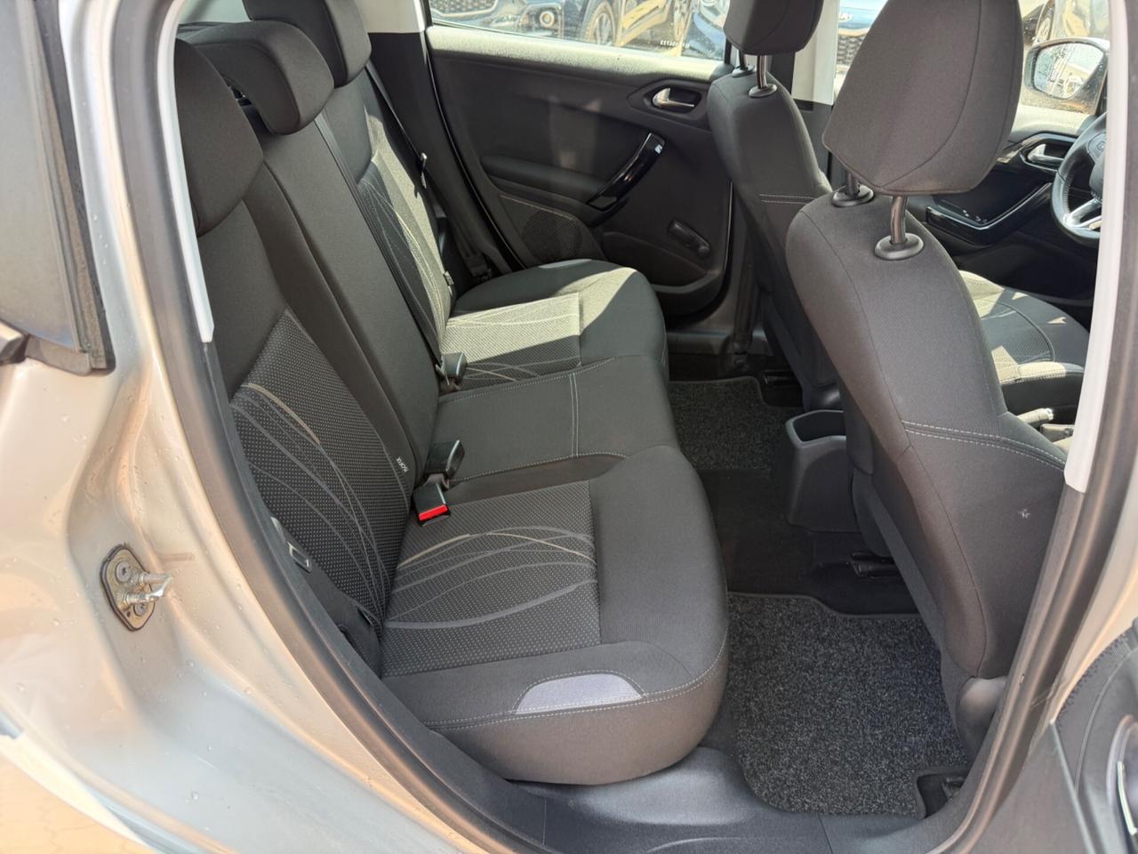 Peugeot 208 1.4 HDi 68 CV 5 porte Allure