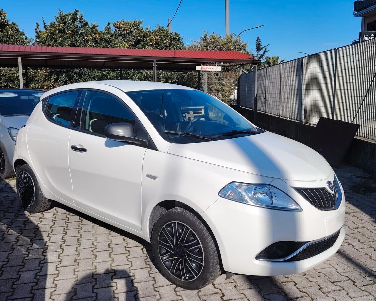 Lancia Ypsilon 1.0 FireFly 5 porte S&S Hybrid Ecochic Silver