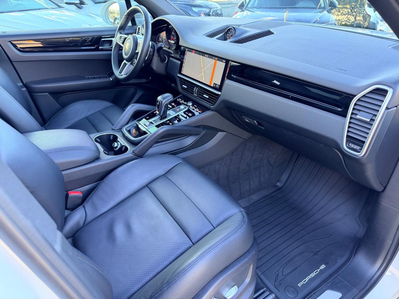 Porsche Cayenne 3.0 V6 white edition tetto apr