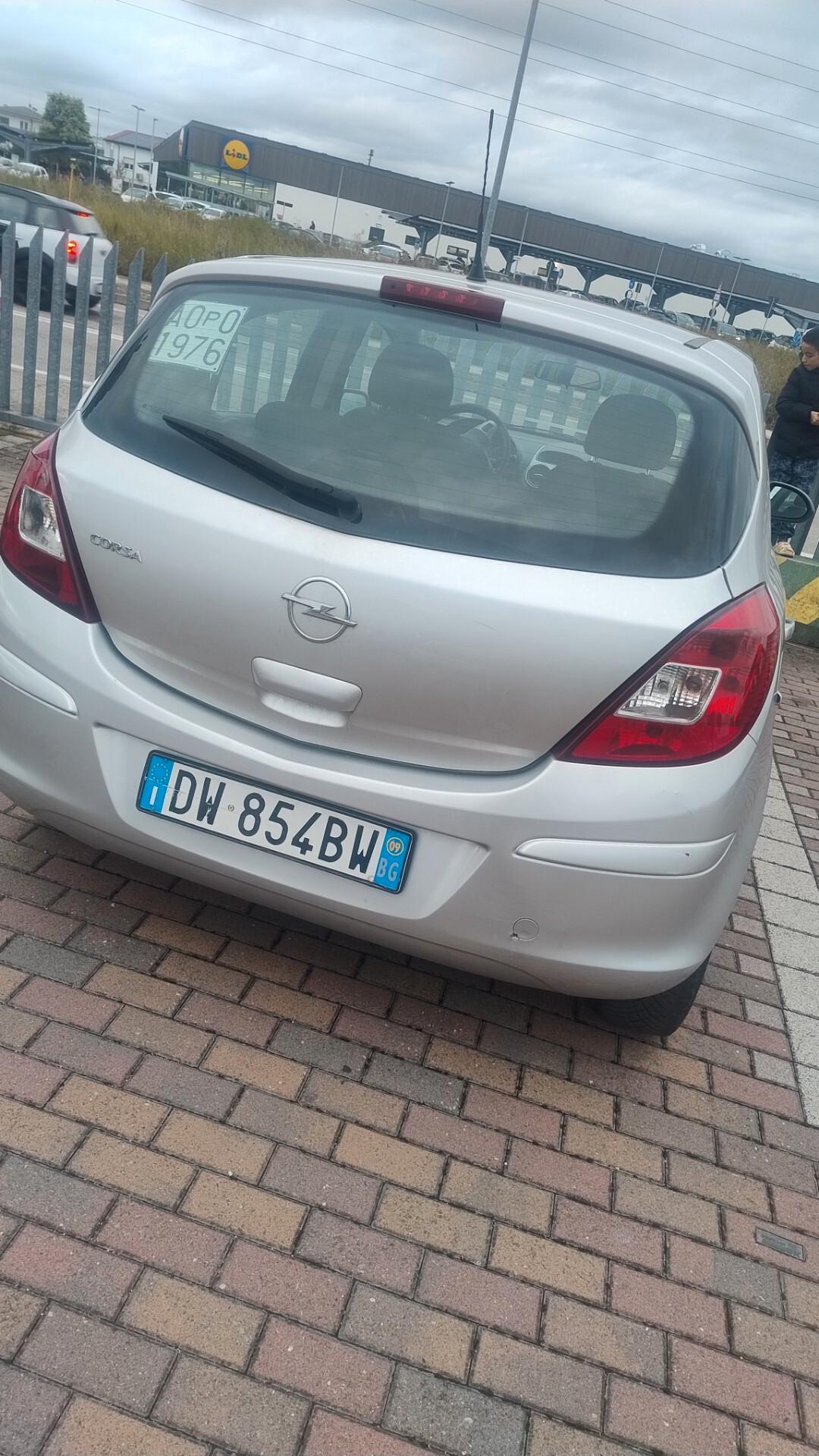 Opel Corsa 1.4 16V 5 porte Cosmo