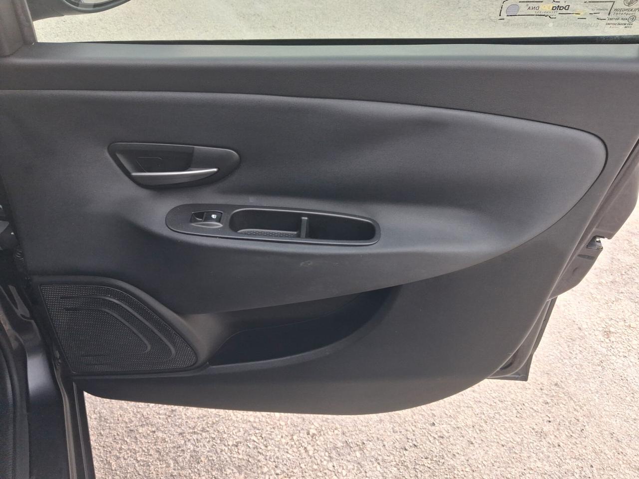 LANCIA YPSILON 1.2 BENZINA 69CVBLACK EDITION