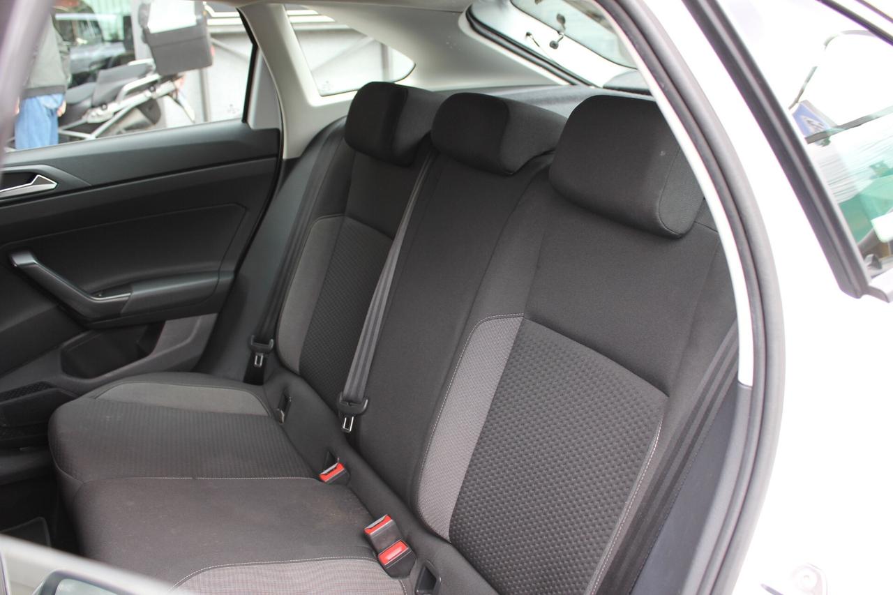 Volkswagen Taigo 1.0 TSI 95 CV LIFE NAVY APPLE CARPLAY CLIMA AUTO BI-ZONA