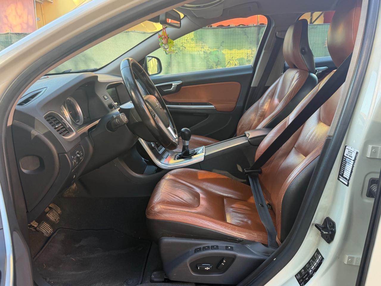 Volvo V60 2.4D D5 R-design