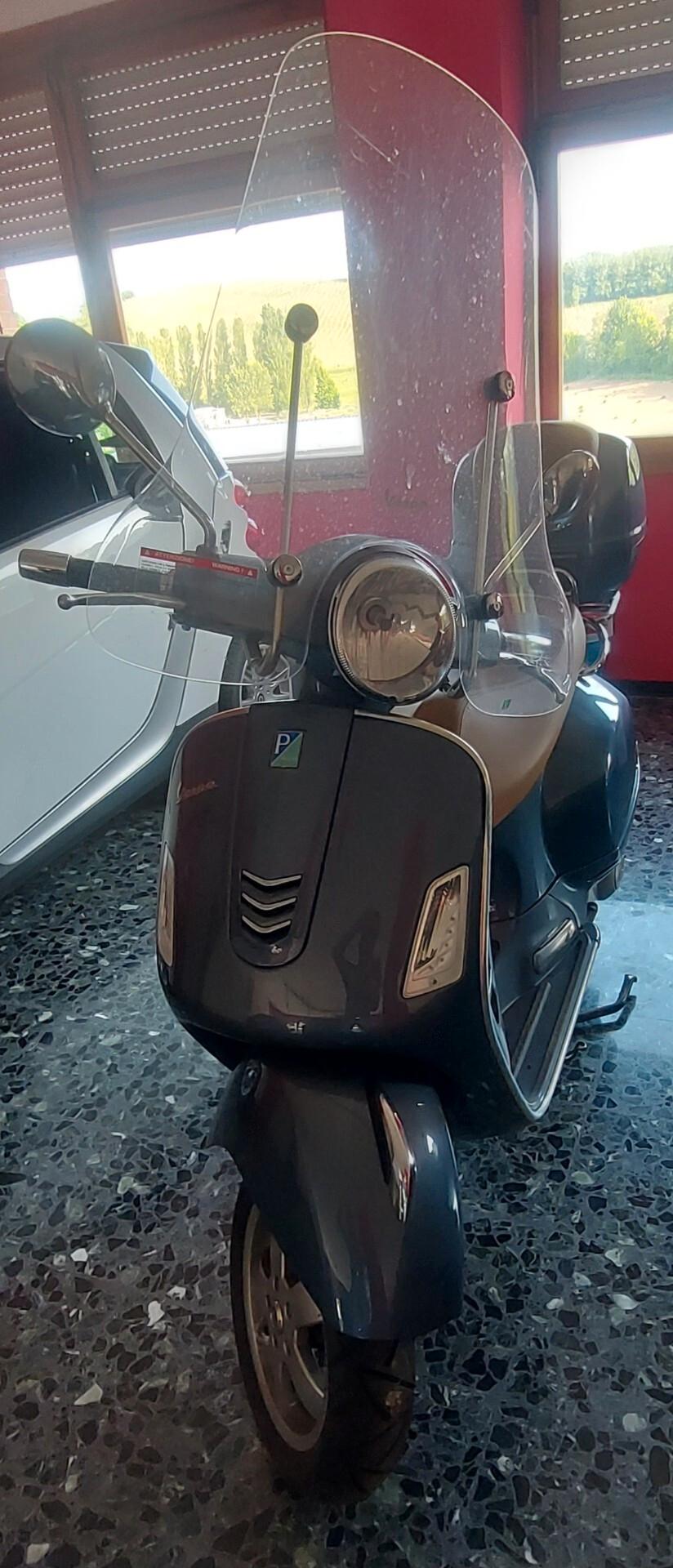 Piaggio Vespa 300 GTS