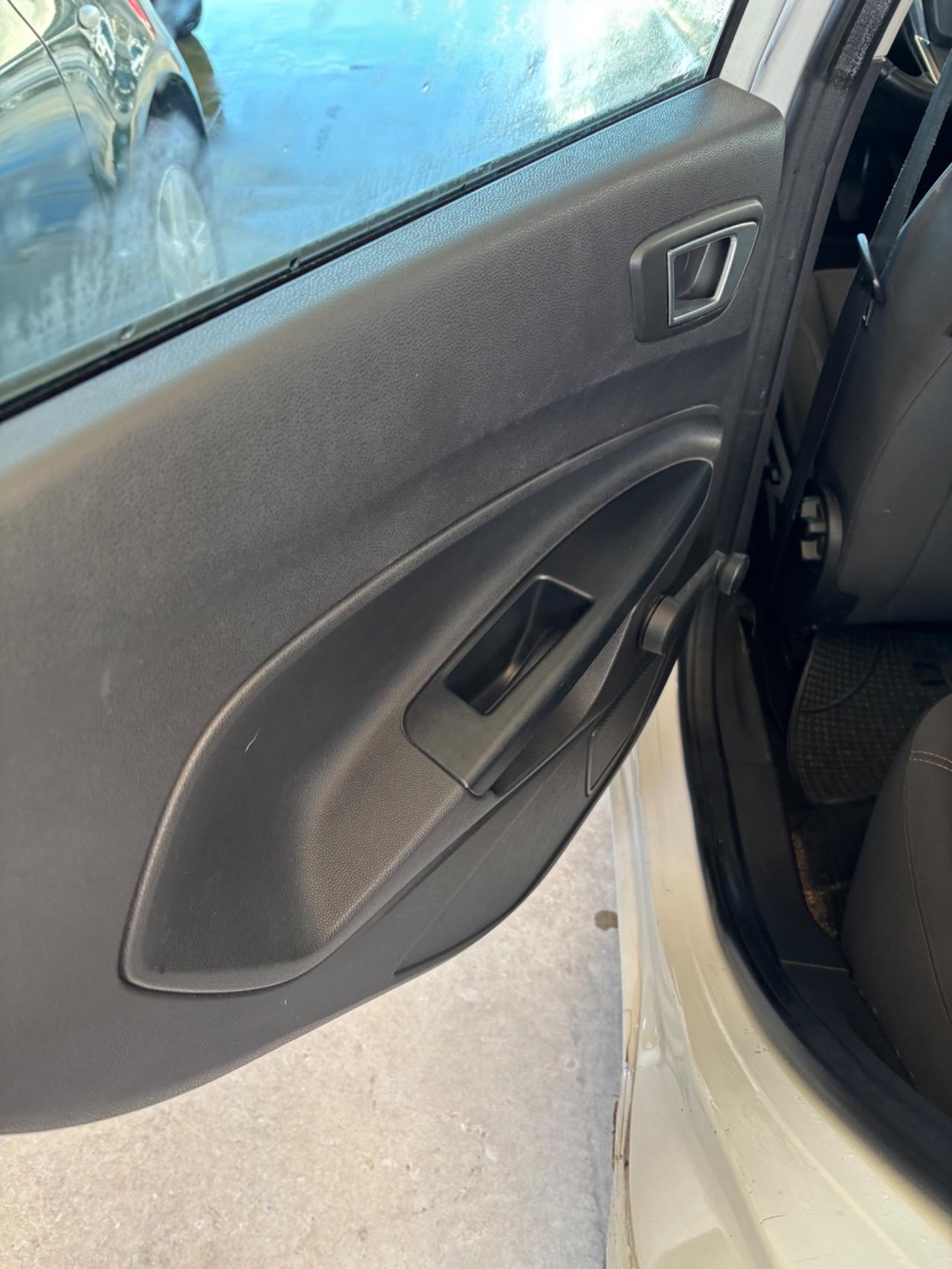 Ford Fiesta 1.0 80CV 5 porte neo patentati