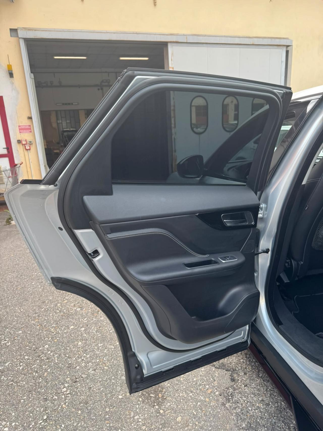 Jaguar F-Pace 2.0 D 180 CV AWD Portfolio