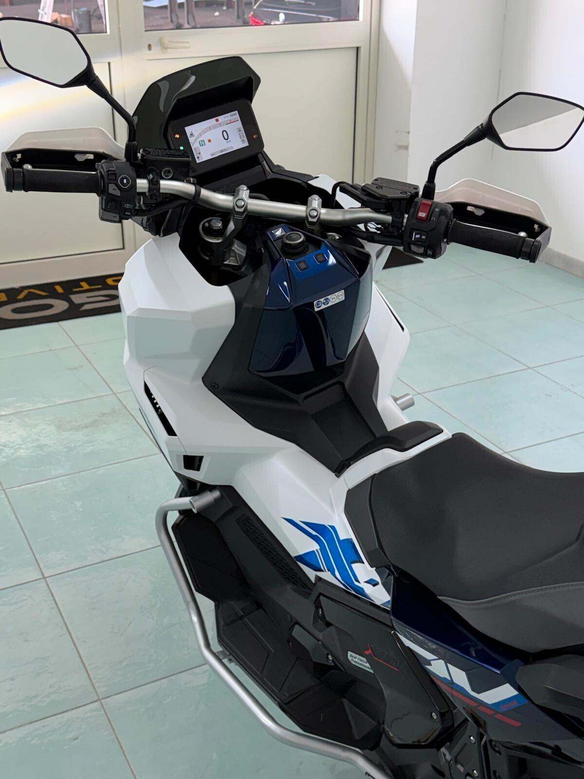 Honda X-ADV 750 travel edition