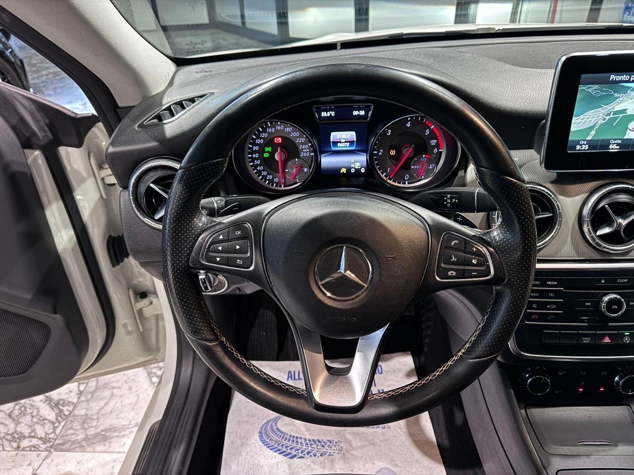 Mercedes-benz CLA 200 d Automatic Premium Dark Night