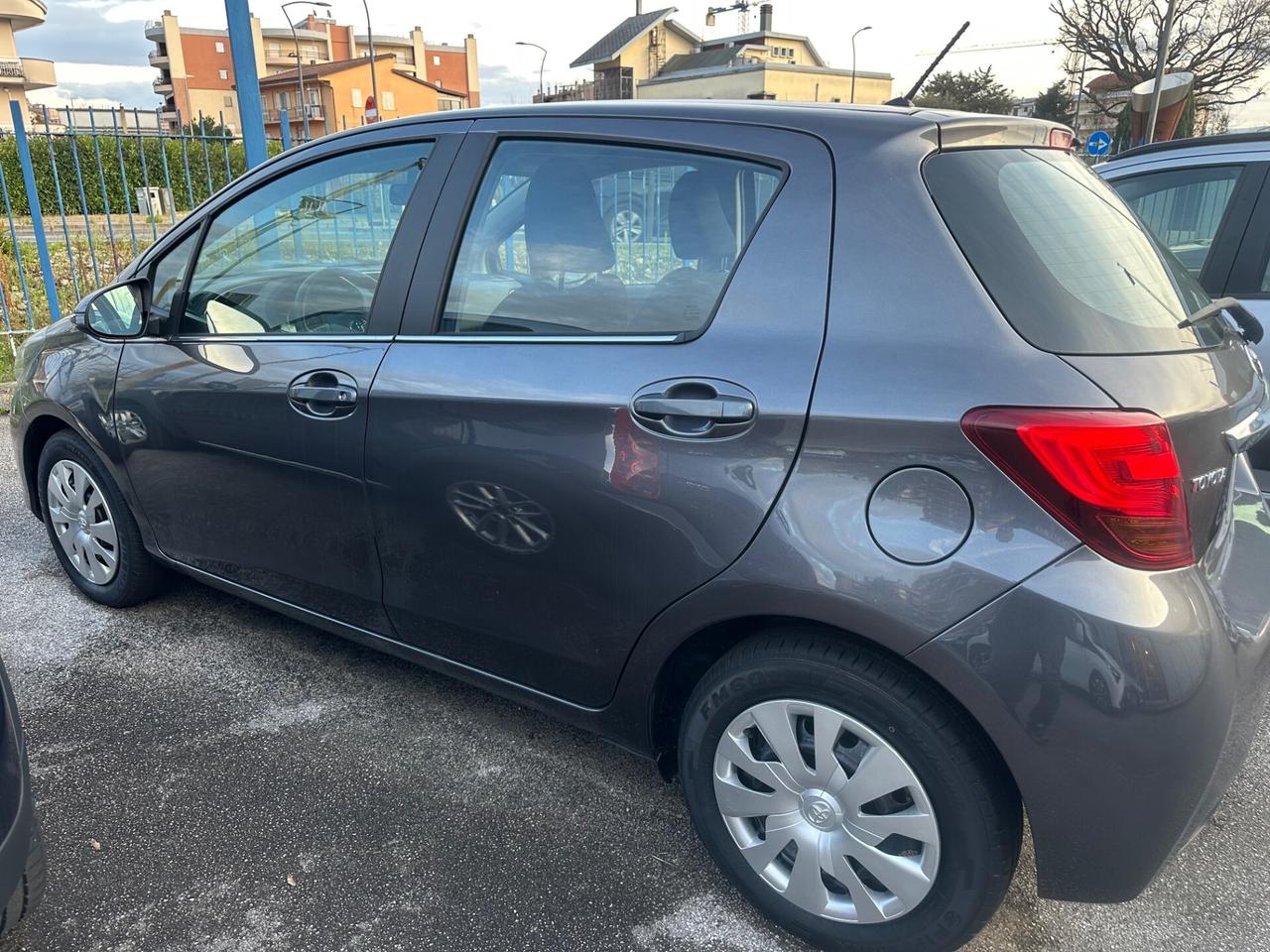 Toyota Yaris 1.3 5 porte Lounge navi telecamera full