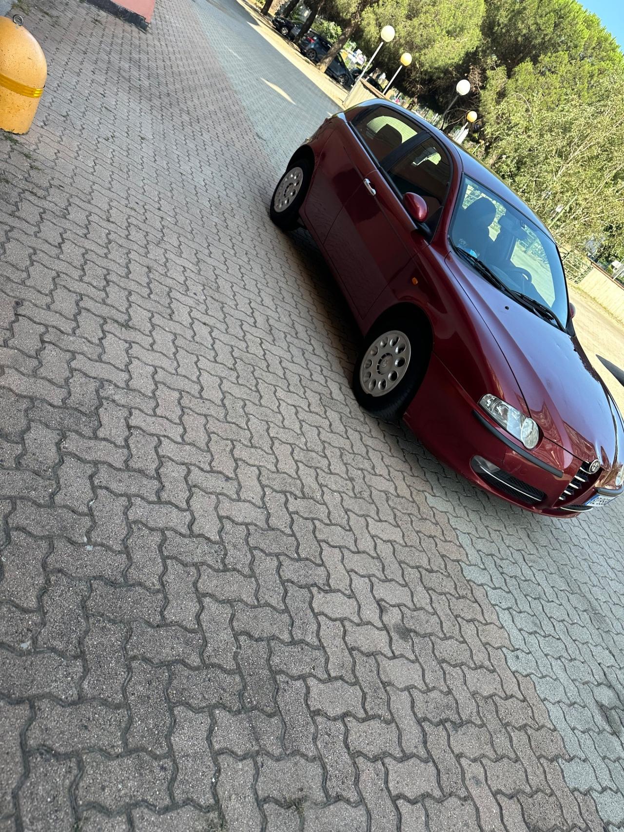 Alfa Romeo 147 1.6i 16V Twin Spark cat 5p. Distinctive