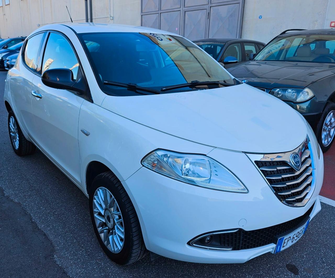 Lancia Ypsilon 0.9 TwinAir 85 CV 5 porte Ecochic Silver PARI AL NUOVO