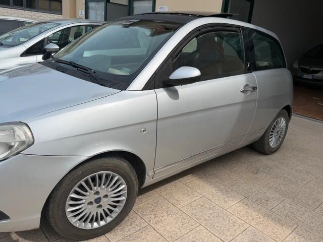 Lancia Ypsilon 1.4 Platino cv 95 automatica ok neopatentati