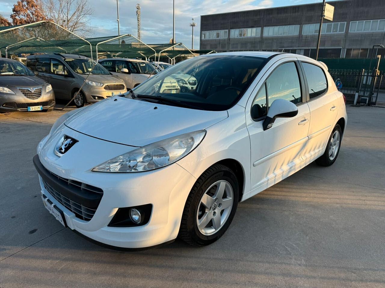 Peugeot 207 1.4 benz 74.900 KM