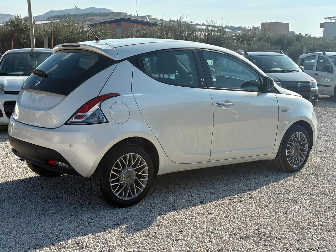 Lancia Ypsilon 0.9 TwinAir 85 CV 5 porte S&S DFN Gold