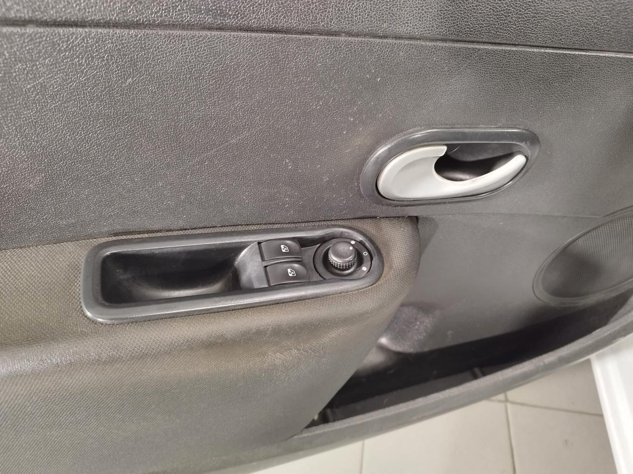 Renault Clio 1.2 16V 3 porte Confort NEOPATENTATI