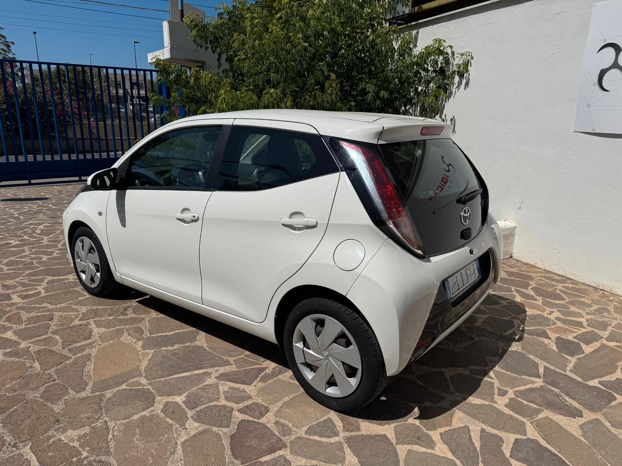 Toyota Aygo 1.0 VVT-i 69 CV 5 porte x-play MMT