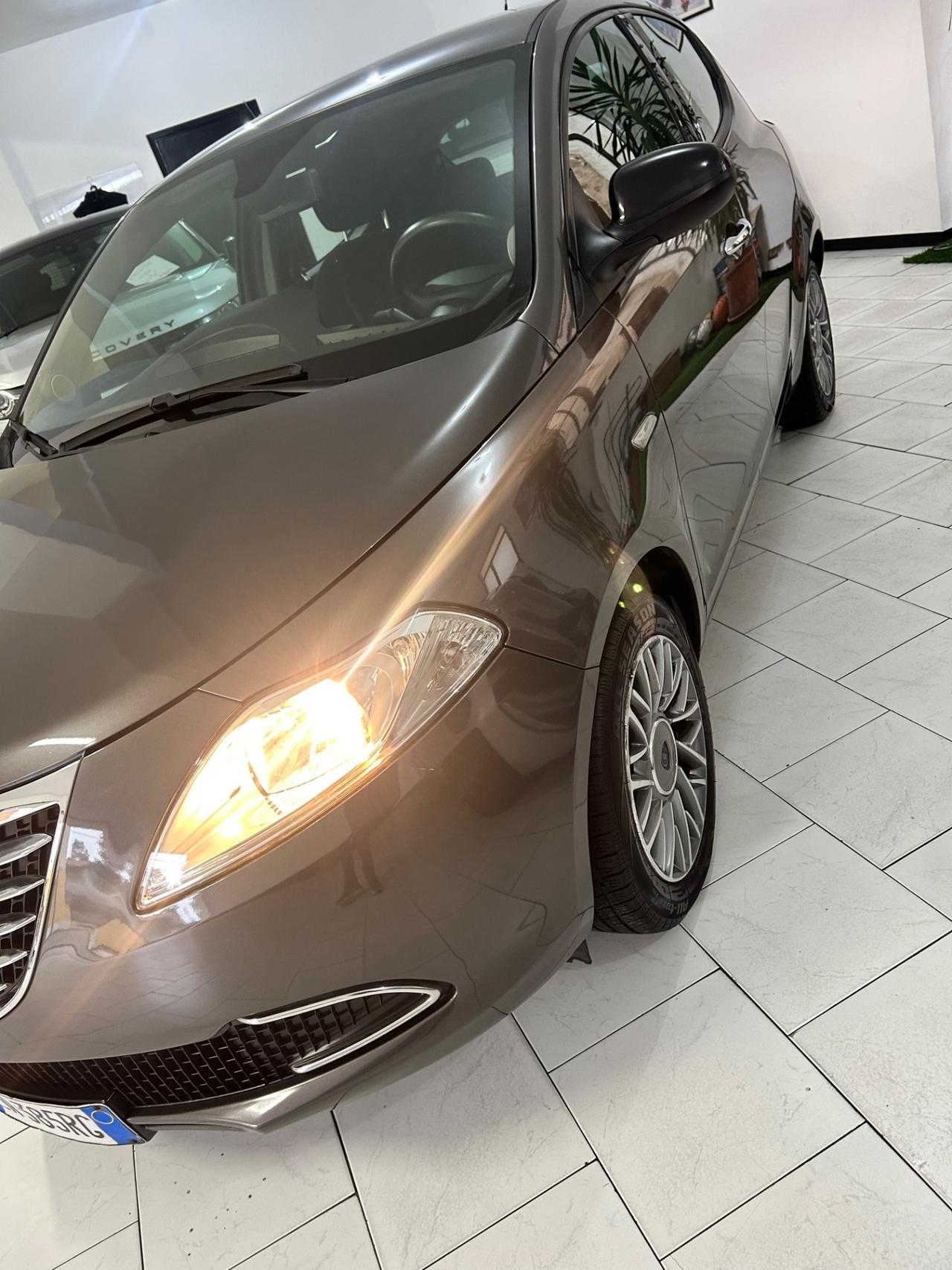 Lancia Ypsilon 1.2 69 CV 5 porte S&S Platinum