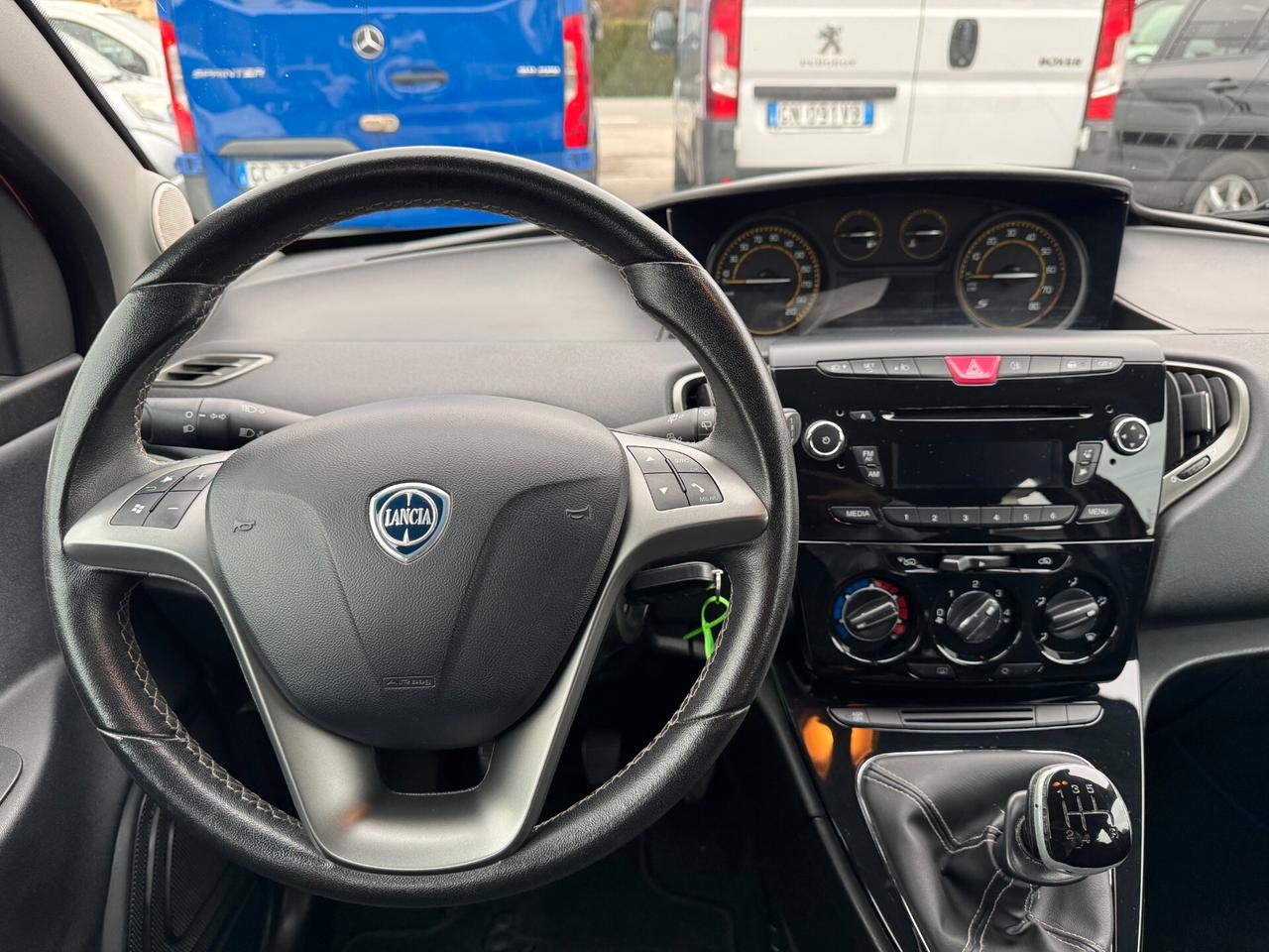 Lancia Ypsilon 1.2 69 CV 5 porte S Momodesign