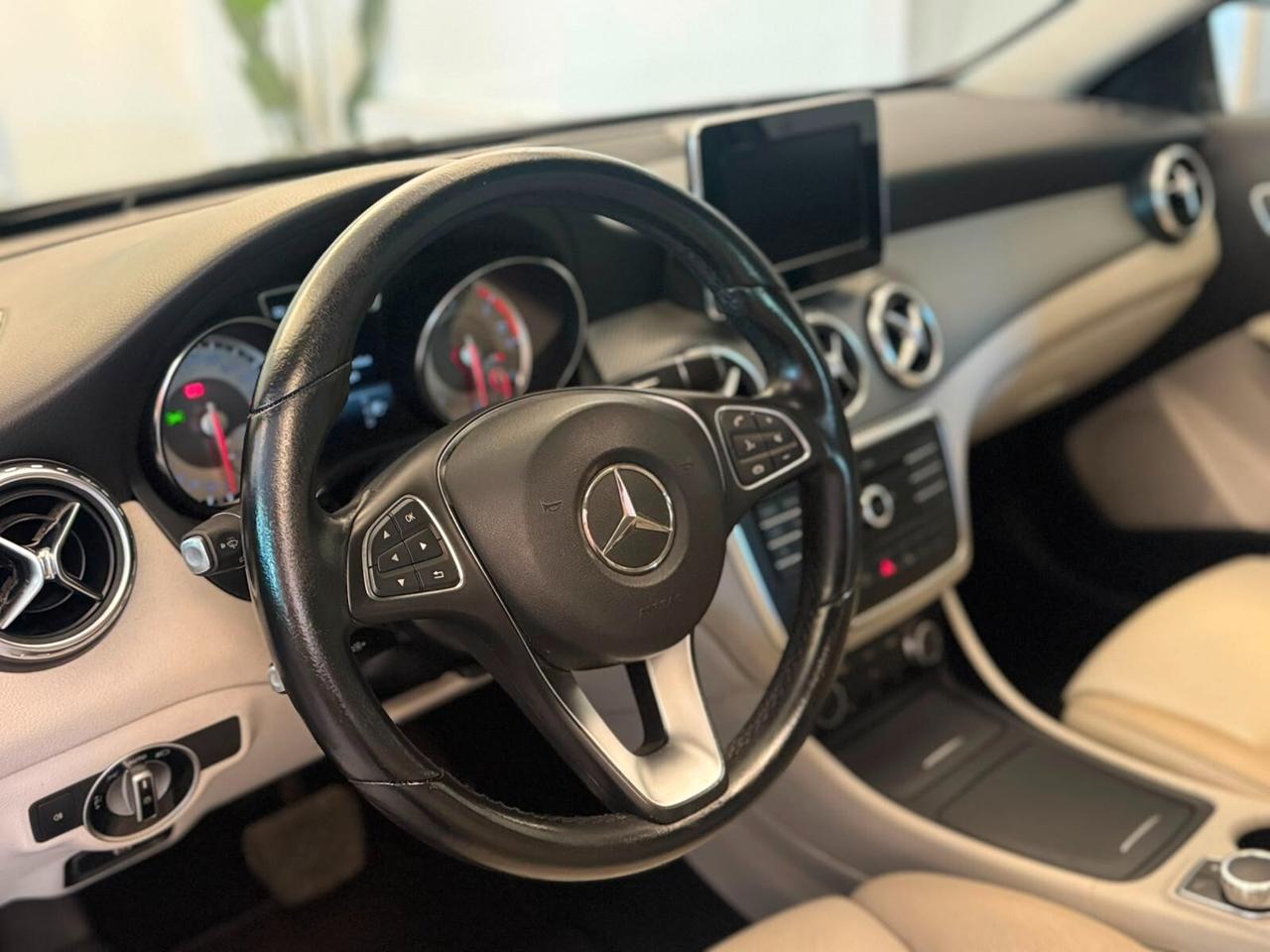 MERCEDES GLA 200 D PREMIUM FULL OPTIONAL RESTYLING