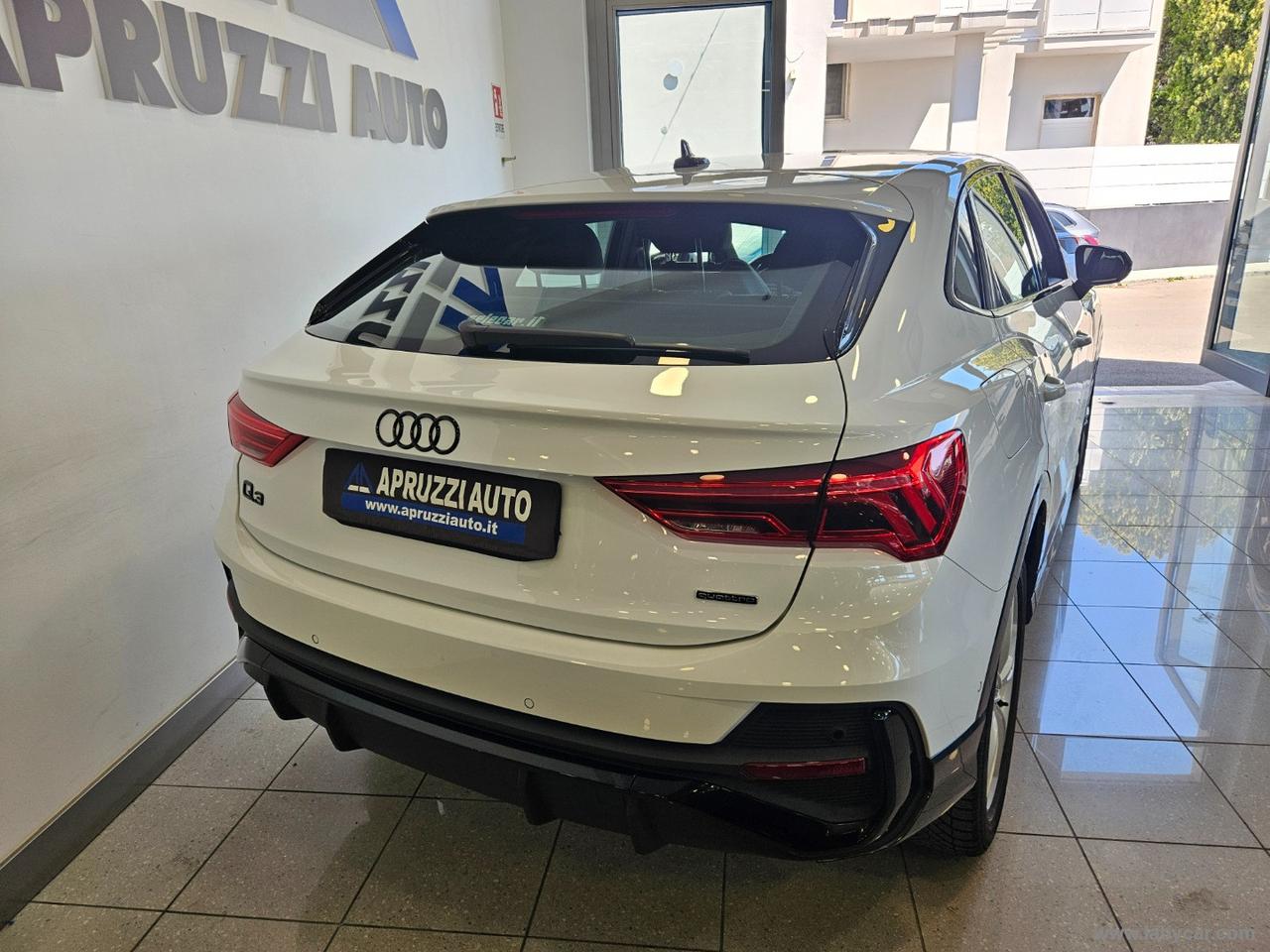 AUDI Q3 SPB 35 TDI quattro S tr. Ident. Black S-LINE EDITION