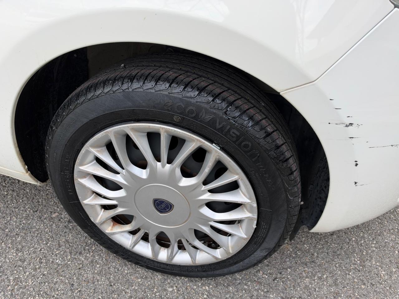 Lancia Ypsilon 1.2 69 CV 5 porte Silver