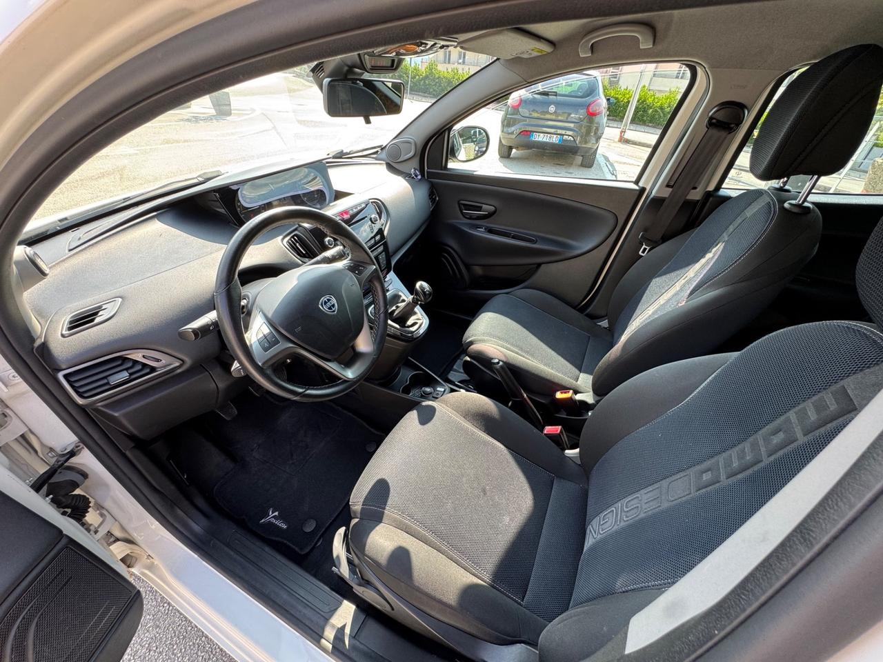 Lancia Ypsilon 1.3 MJT 16V 95 CV 5 porte S&S 30th Anniversary MOMO DESIGN