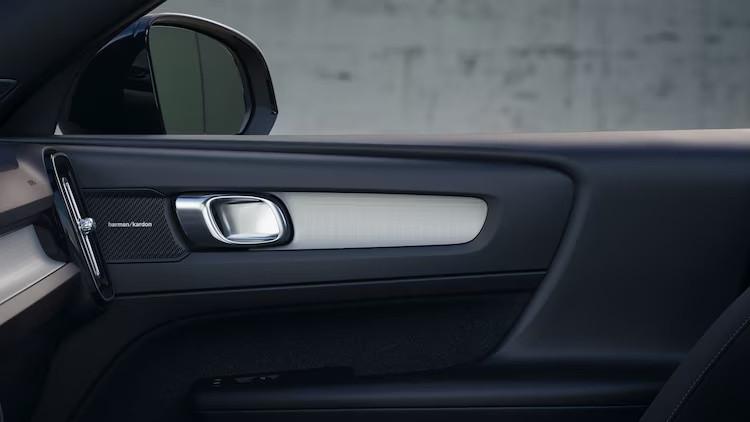 VOLVO XC40 ULTRA BLACK EDITION B4 AUTO PREZZO PROMO FINO AL 31/12/2025