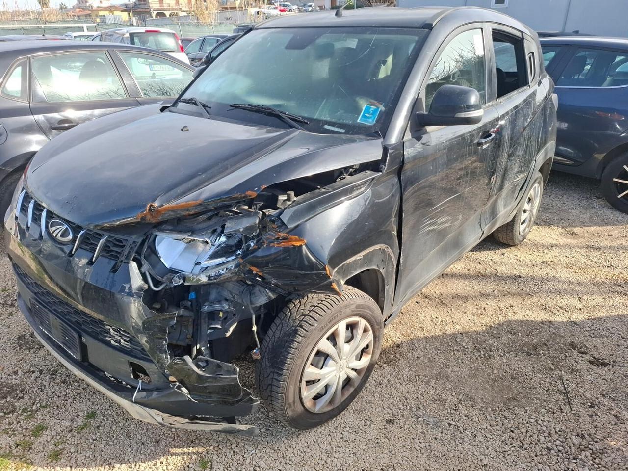 MAHINDRA KUV 100 SINISTRATA MARCIANTE