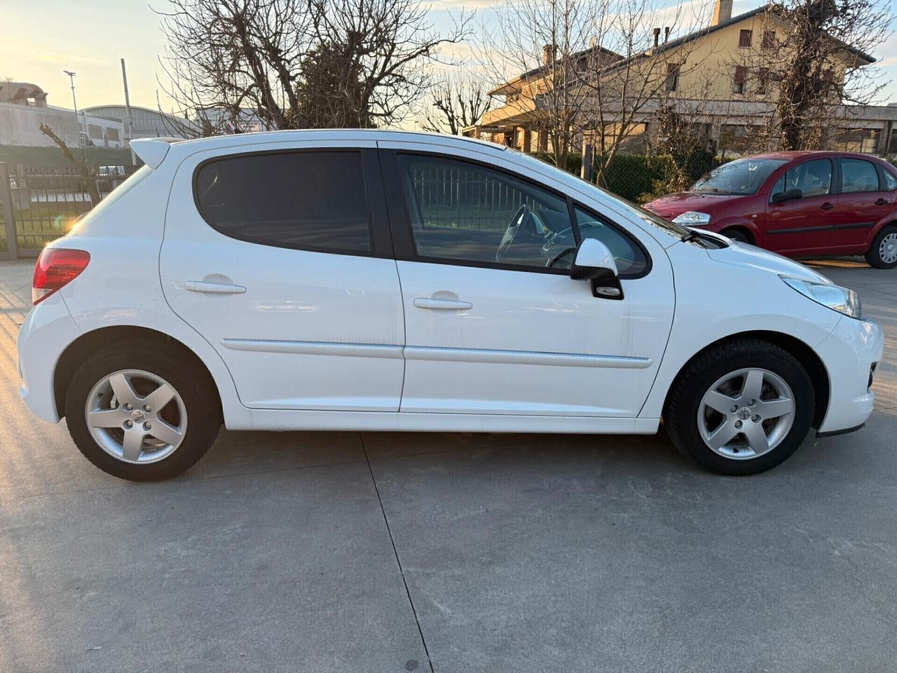 Peugeot 207 1.4 benz 74.900 KM