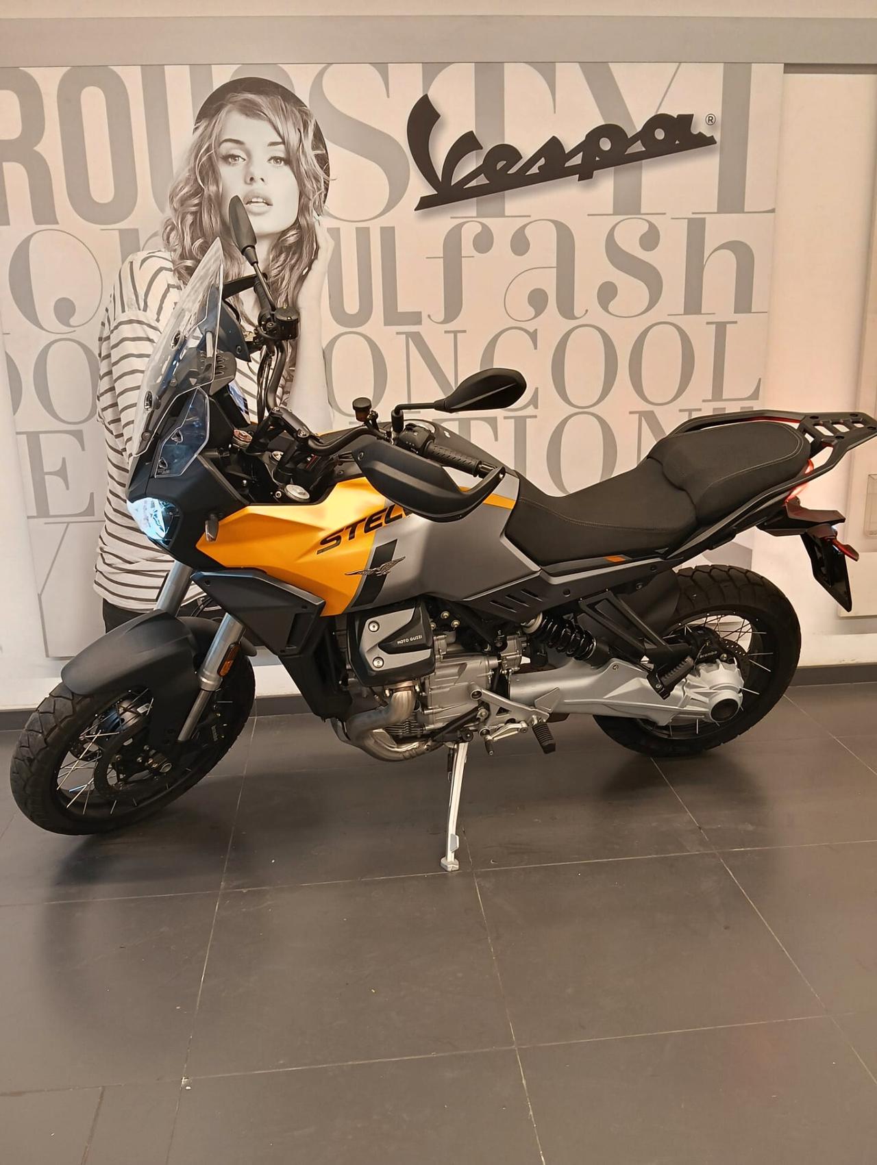 Moto Guzzi Stelvio giallo savana