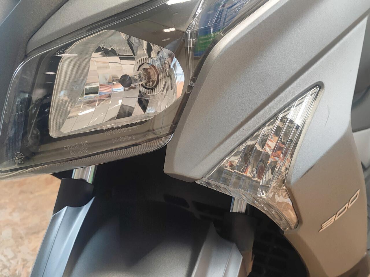 Kymco X-Town 300 I con ABS e bauletto in tinta