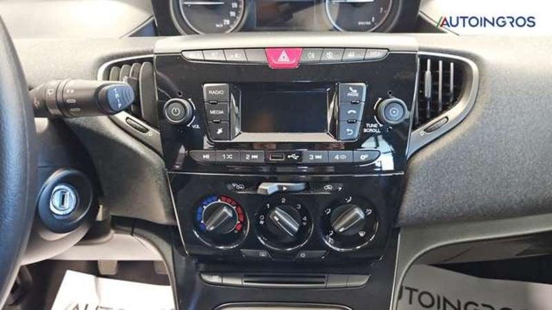 Lancia Ypsilon 1.0 FireFly Hybrid Silver