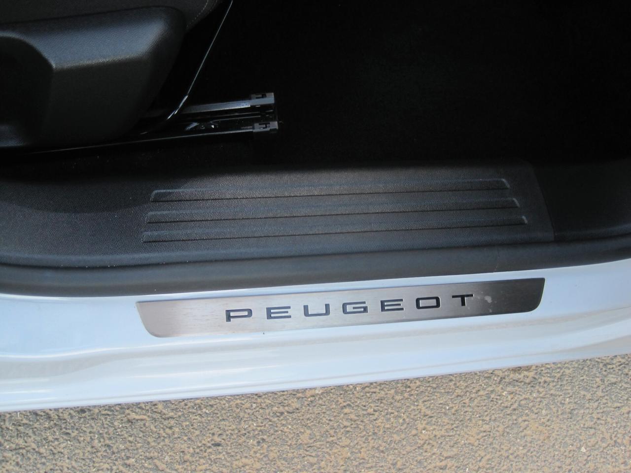 Peugeot 2008 PureTech 130 S&S EAT8 GT