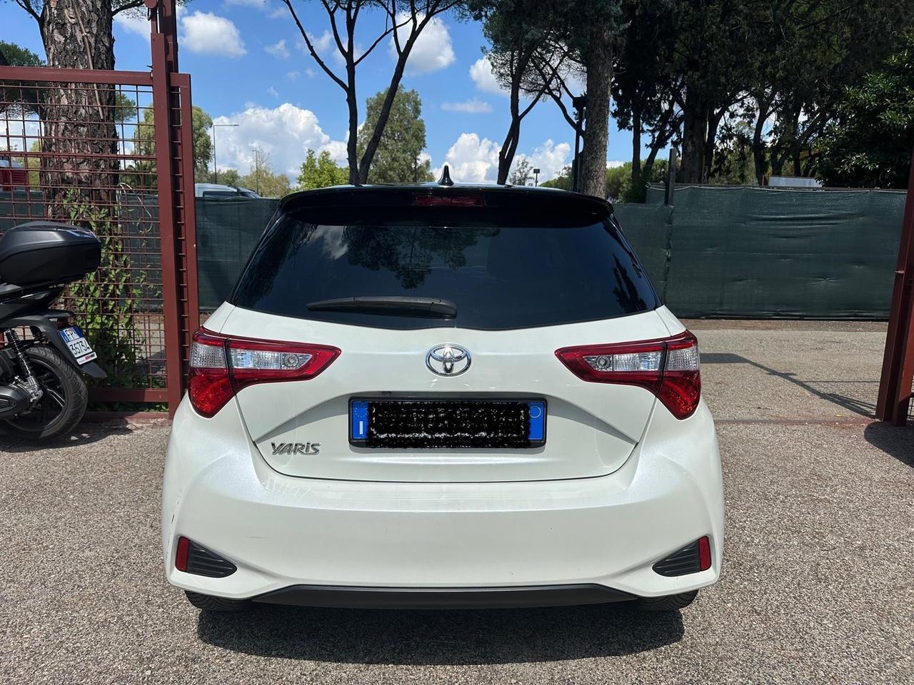 Toyota Yaris 1.5 5 porte Lounge sport full optional Kamera navi PDC led cerchi in lega garanzia 24 mesi